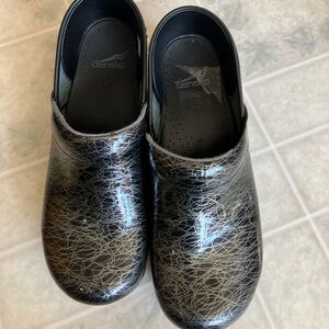 Dansko Gray circle print Clogs size 40 1 1/2" wedge heel